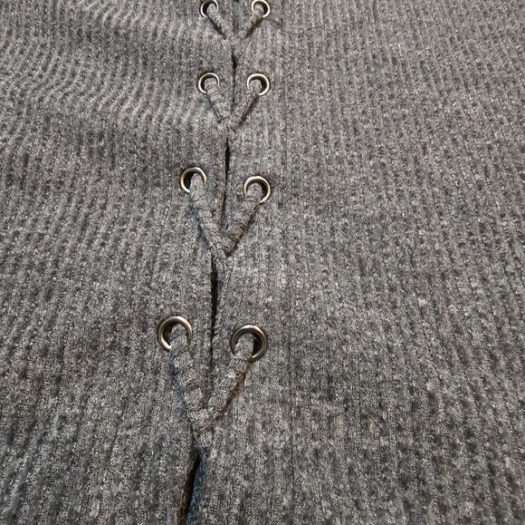 Doe & Rae Gray Ribbed Lace-Up Back Sweater Size Small - Picture 8 of 8